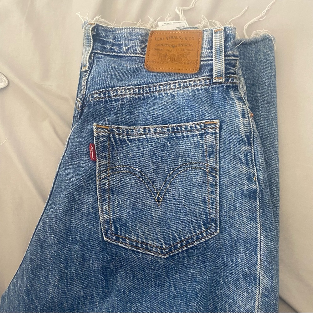 Selling ribcaged pleated crop jeans from Levi’s !